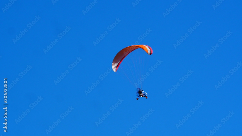 Aparato de vuelo bajo el cielo azul de Ivars,Cataluña, Lérida, España Aparato de vuelo bajo el cielo azul de Ivars,Cataluña, Lérida, España