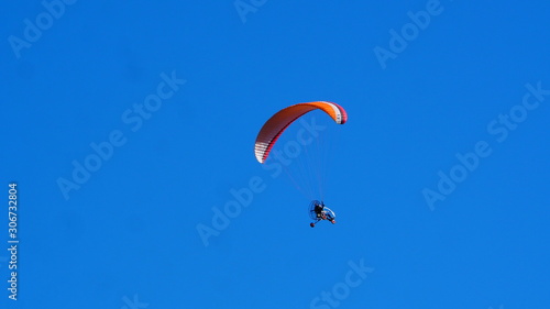 Aparato de vuelo bajo el cielo azul de Ivars,Cataluña, Lérida, España