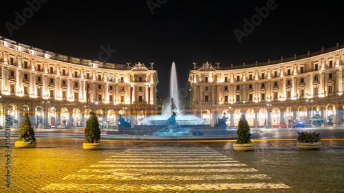 Fotografía The Fountain of the Naiads and the Republic square in Rome at night