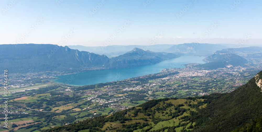 Naklejka premium Paisaje de los alpes franceses con el lago bourget du lac