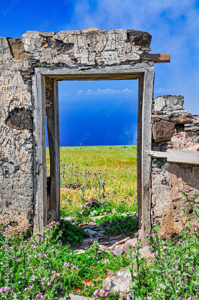 Durchblick in 600 Meter über dem Atlantik am Valle Gran Rey auf der Insel La Gomera vor einen verlassenen Haus