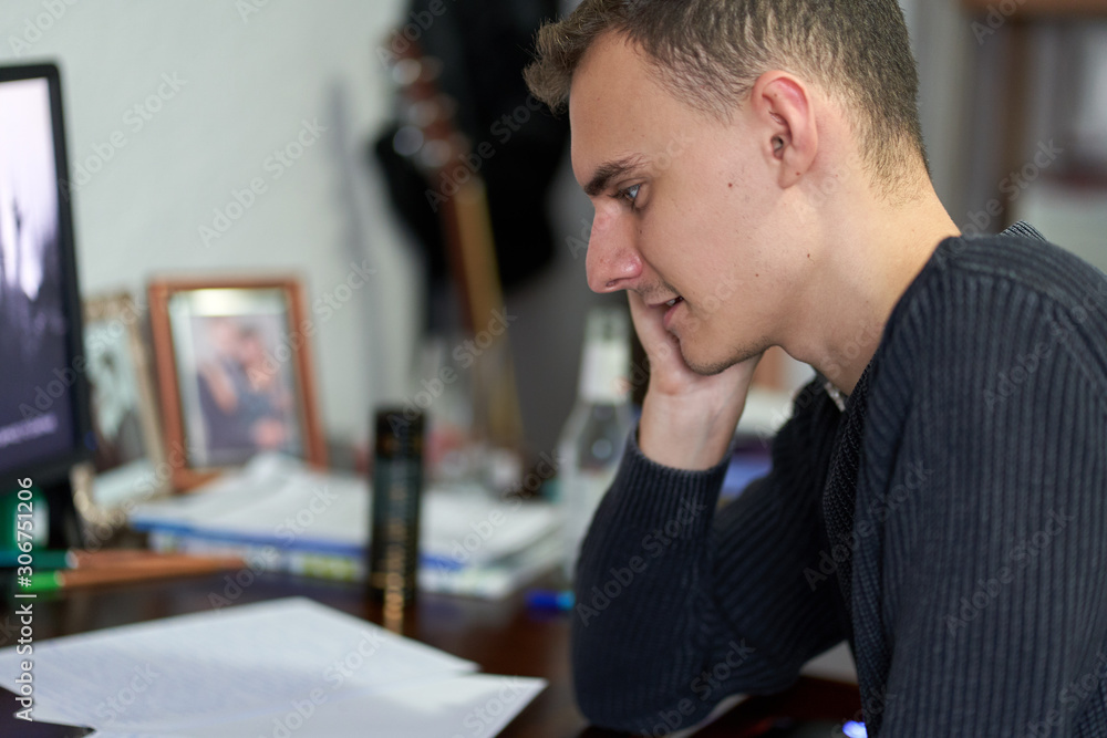 Obraz premium Young student doing homework