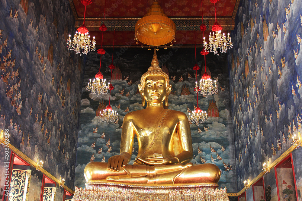 Obraz premium The golden meditating Buddha statue at Thai temple, Bangkok, Thailand