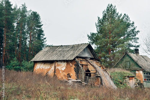 Old collapsed house © Kryuchka Yaroslav