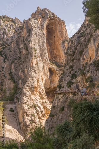 Walkway through a rocky wall © Arturo Limón