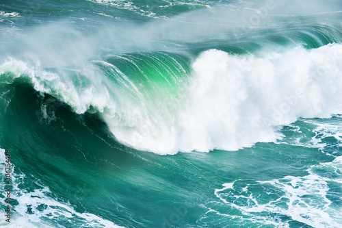 Foto Big ocean wave crashing near the coast