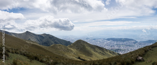 Vue panoramique sur Quito depuis le volcan Pichincha