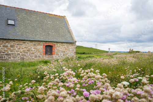 île de Bréhat, mur et maisons en pierres dans la lande, Côtes D'armor, Bretagne