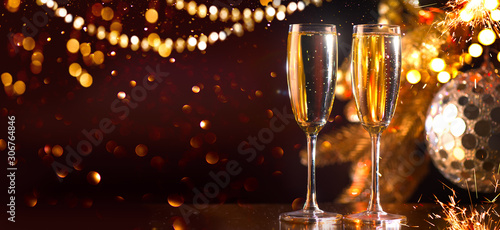 Fotografia Holiday Champagne Flute over Golden glowing background