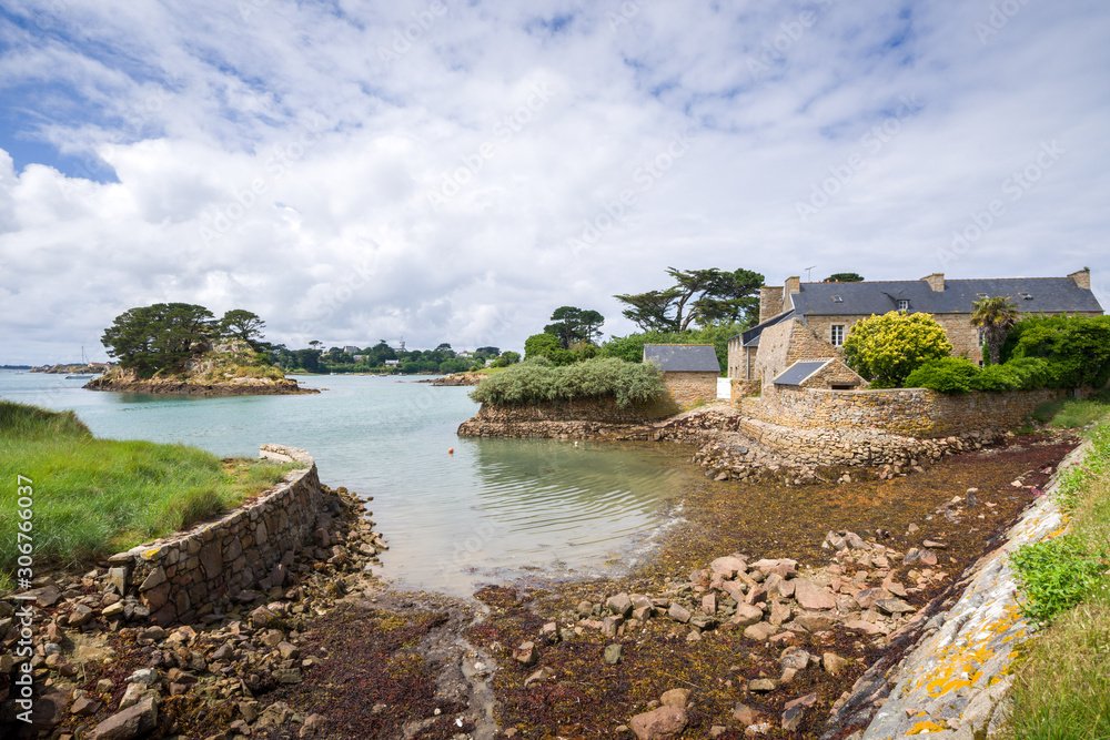île de Bréhat, mur de pierres et maisons, Côtes D'armor, Bretagne
