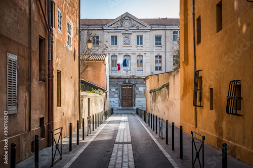 Ruelle avec drapeau français à Aix en Provence, France, 