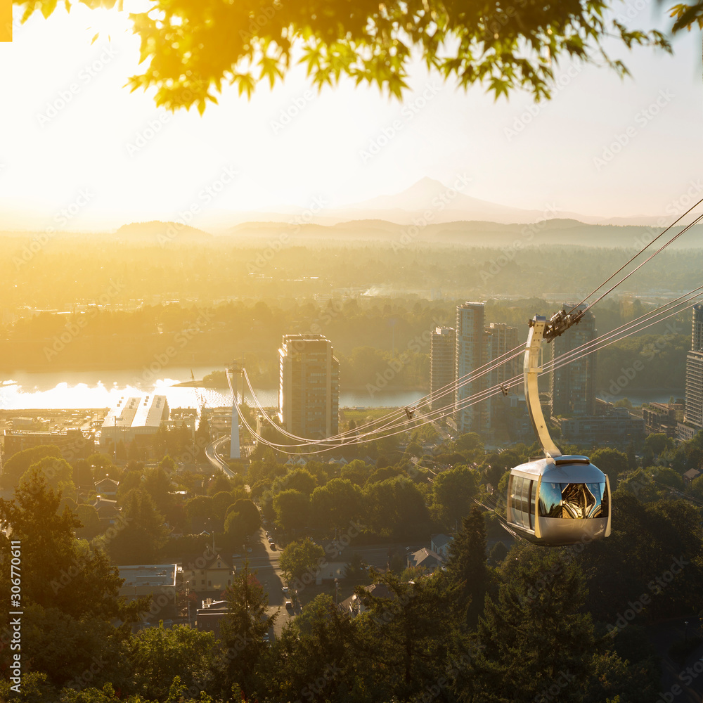Φωτογραφία Cable car in Portland, Oregon, USA with wonderful view on sunrise with mt
