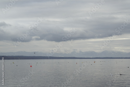 Starnberger See bei Tutzing im Herbst mit den Alpen im Hintergrund