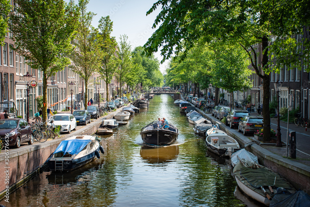 Foto Stock Voyage à Amsterdam dans la capitale de la Hollande Pays-Bas des  maisons dansantes sur le fleuve Amstel point de repère dans le vieux  paysage de la ville européenne printanier