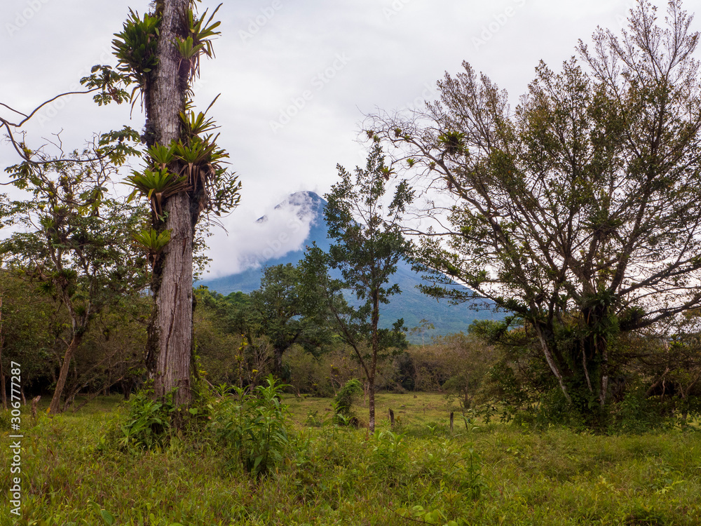 Der Vulkan Arenal bei La Fortuna in Costa Rica, Mittelamerika. Der Vulkan war bis 2011 noch aktiv hat eine klassische Form eines Kegels. Der Vulkan Arenal bei La Fortuna in Costa Rica, Mittelamerika. Der Vulkan war bis 2011 noch aktiv hat eine klassische Form eines Kegels.