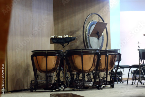Tableau sur toile set of kettle-drums on the stage of concert hall