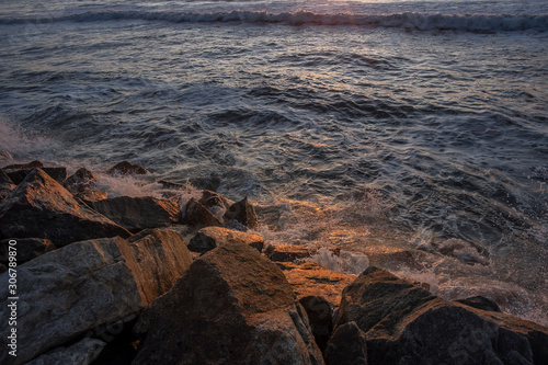 mar agitado com ondas na costa marítima ao pôr do sol
