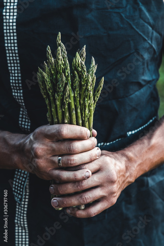 Green asparagus kept in men's hands
