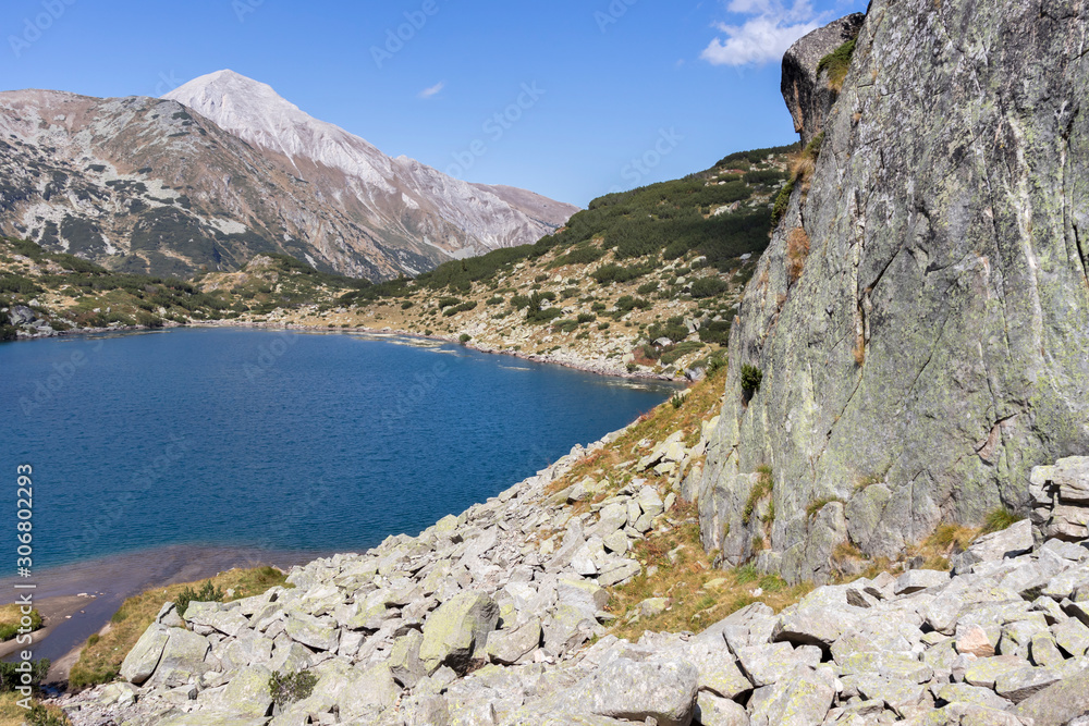 Obraz premium Fish Banderitsa lake and Vihren Peak, Pirin Mountain, Bulgaria