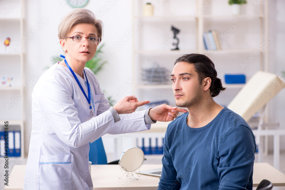 Obraz premium Young patient visiting doctor in hospital