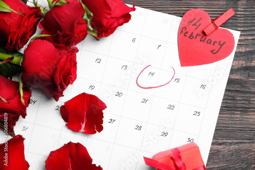 Calendar and rose flowers o...