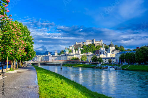 Obraz na płótnie A view of the Austrian city of Salzburg along the Salzach River. w salonie