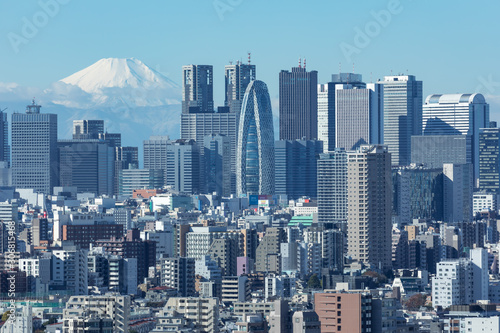 (東京都-都市風景)青空の下の富士山と新宿ビル群４