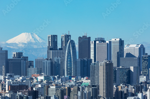 (東京都-都市風景)青空の下の富士山と新宿ビル群５