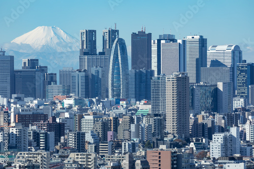 (東京都-都市風景)青空の下の富士山と新宿ビル群７