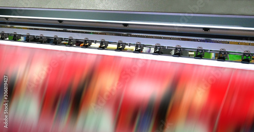 Foto Large inkjet printing machine during production on vinyl banner.