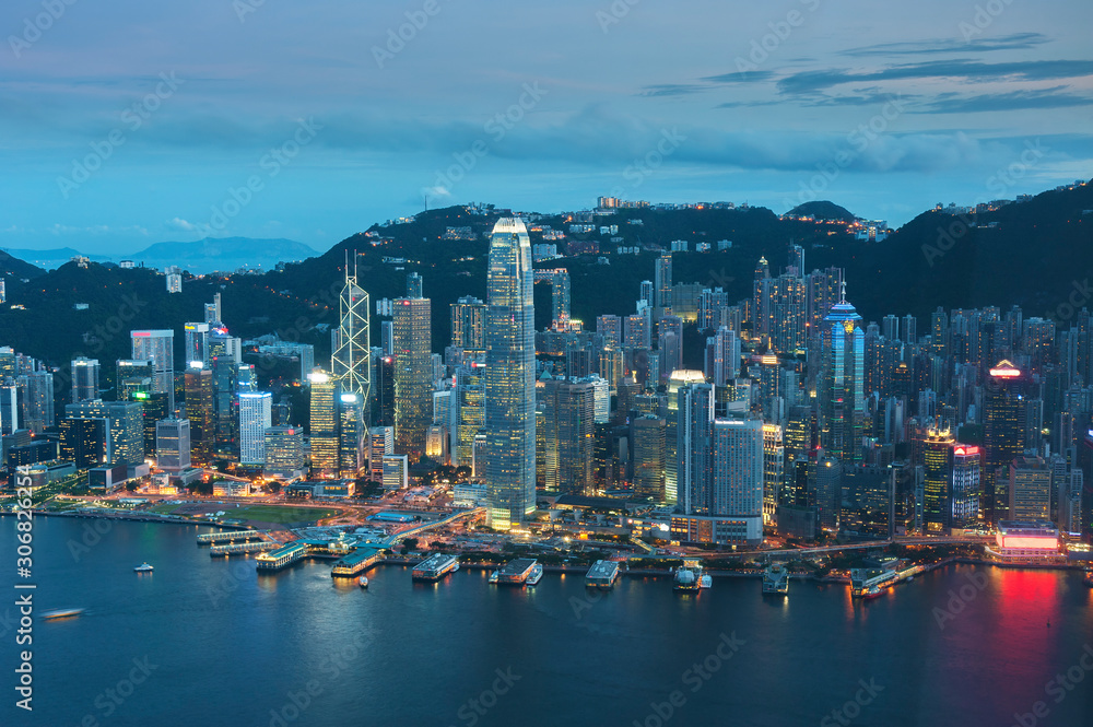 Fototapeta premium Victoria harbor of Hong Kong city at dusk