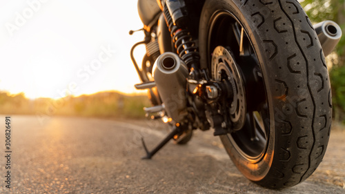 motocykl w słonecznym motocyklu na jeździe po drogach. przy świetle słońca. copyspace dla Twojego indywidualnego tekstu. Motocykl Triumph.