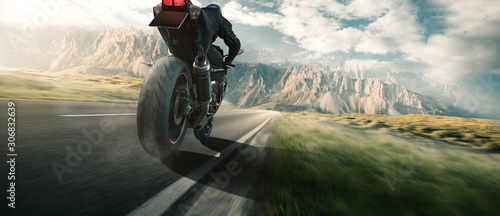 Stampa su tela Motorrad Fahrer auf einer Landstraße in den Bergen