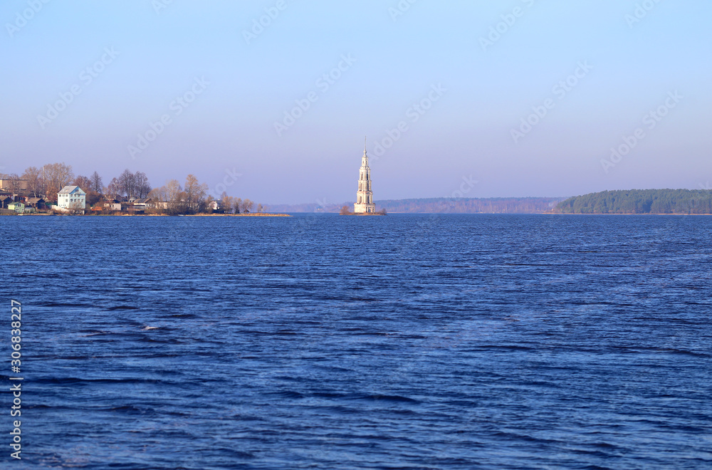 Photo macro of the white bell tower in the river