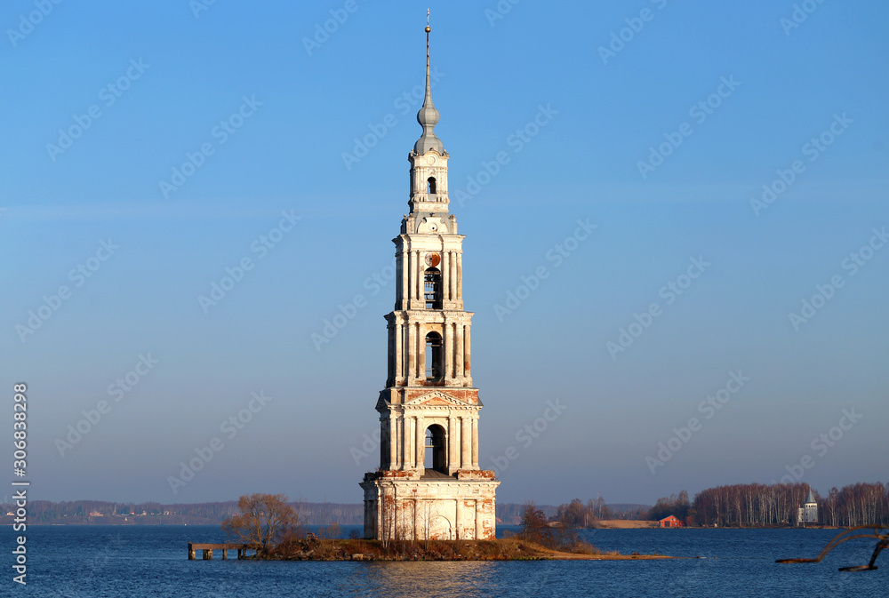 Photo macro of the white bell tower in the river Photo macro of the white bell tower in the river
