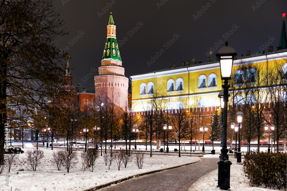 Obraz premium kremlin moscow russia historic architecture at winter night landmark against black sky background. Street view of ancient russian city sightseeing kremlin red tower and wall on christmas new year eve