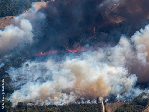 vue aérienne de feux de forêt pendant la sècheresse en France dans le département de l'Indre