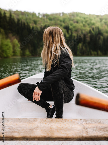 Pretty young sporty woman w...