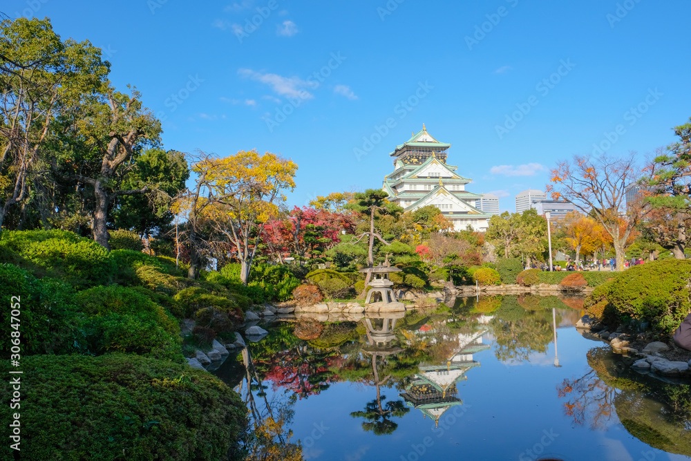 Obraz premium 日本庭園と大阪城
