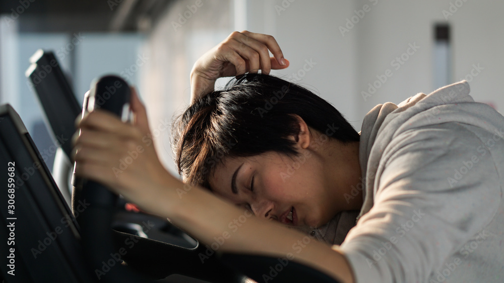 Fototapeta premium Kobieta z Azji Południowo-Wschodniej wyczerpana niezdrowym treningiem