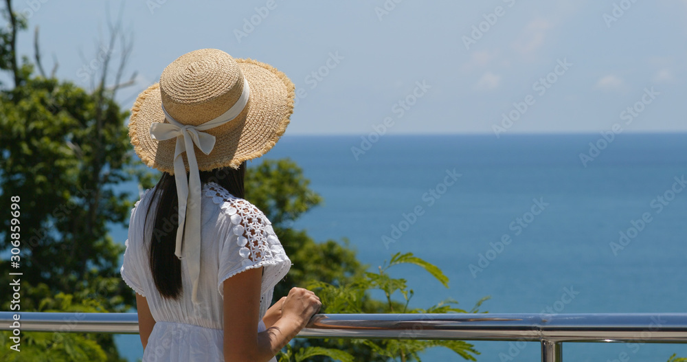 Fototapeta premium Woman tourist look at the sea ocean