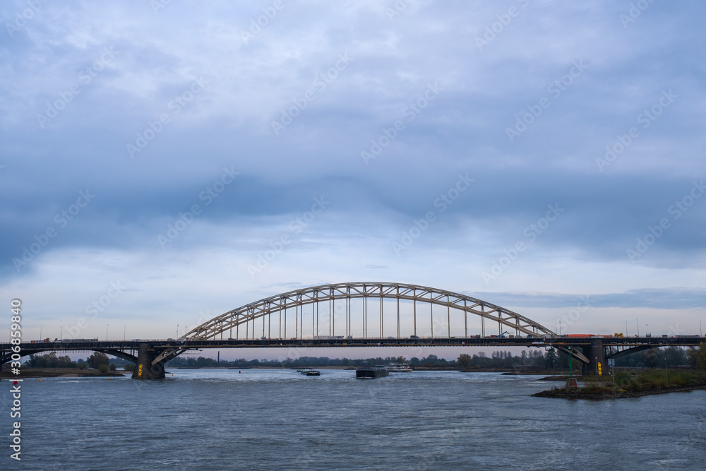Brücke über die Waal in Nijmegen/Niederlande