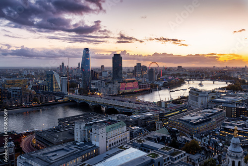 Die Stadtlandschaft von London, Großbritannien, entlang der Themse bis anch Westminster nach Sonnenuntergang