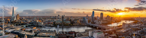 Weites Panorama der Skyline von London, Großbritannien, bei Sonnenuntergang