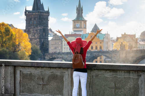 Glückliche Touristin mit Sonnenhut genießt die Aussicht auf die Altstadt von Prag an einem sonnigen Tag, Tschechiche Republik photo