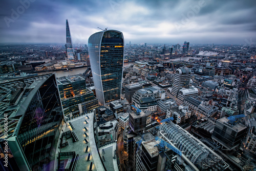 Canvas Print Blick auf die Skyline von London mit den modernen Bürogebäuden an einem wolkigem