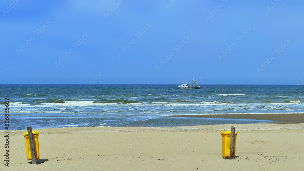 Mülltonne am Strand, nordseestrand und gelbe mülltonne, Mülltonne am Strand, nordseestrand und gelbe mülltonne,