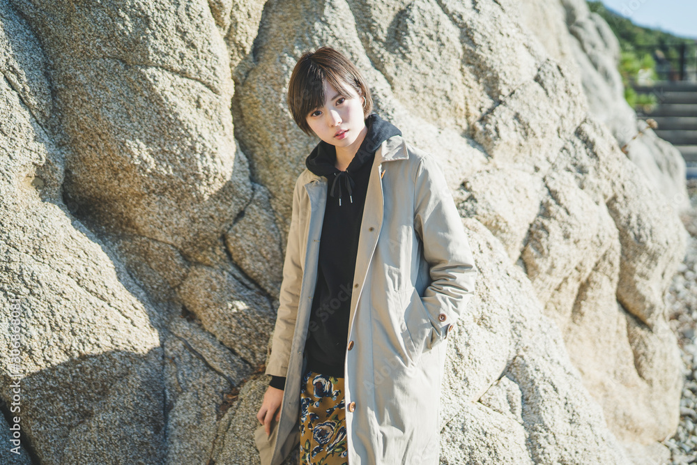 Fototapeta premium 岩場の女性