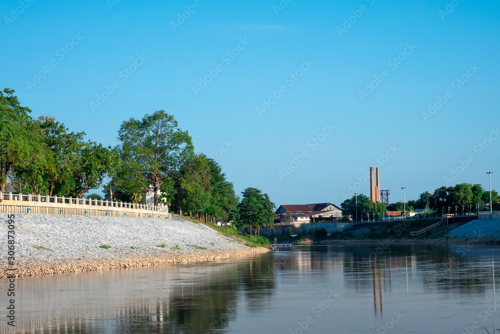 Obraz premium Morning atmosphere of the Nan River, Phitsanulok Province