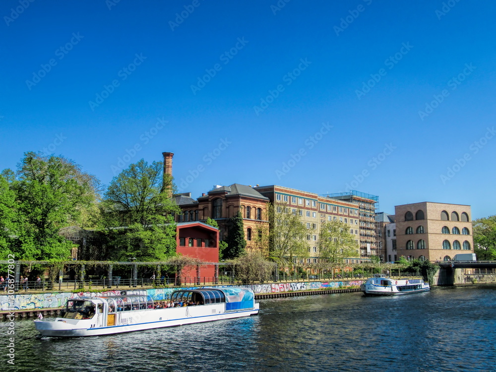 Obraz premium uferpromenade an der spree in berlin, deutschland